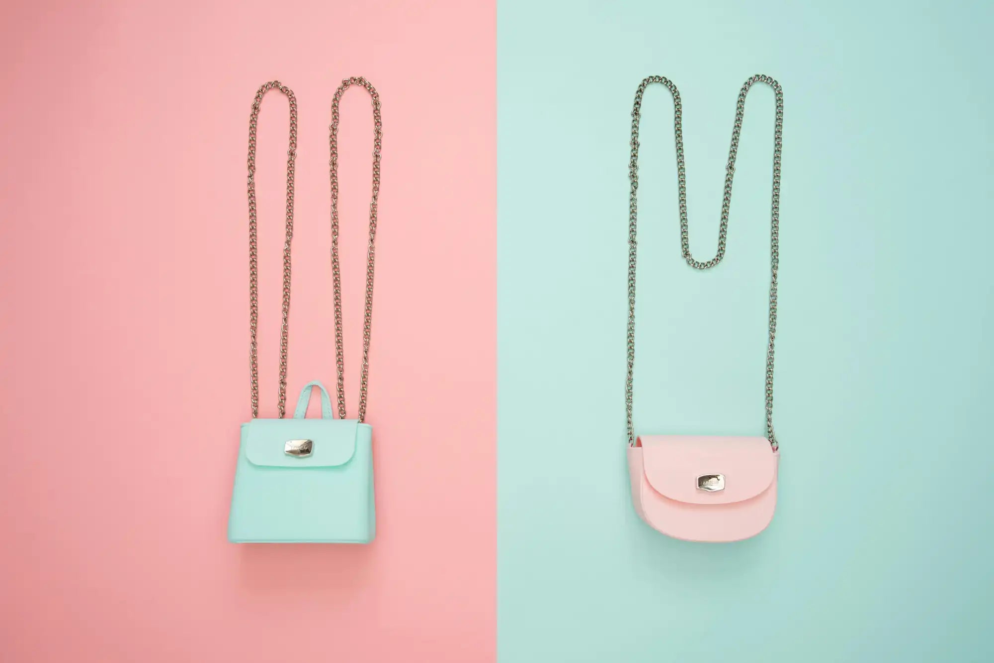 Deux pochettes pastel avec des chaînes en argent.